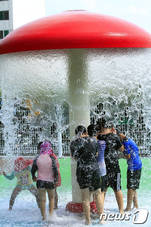 [날씨] 오늘 중부 다시 ‘무더위’, 남부 ‘폭염특보’ 속 ‘찜통더위’…전국 곳곳 ‘열대야’