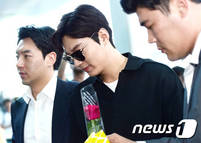 이민호, '장미꽃 앞에 서니 새로운 분위기'...'KCON 2016 LA' 참석 차 출국