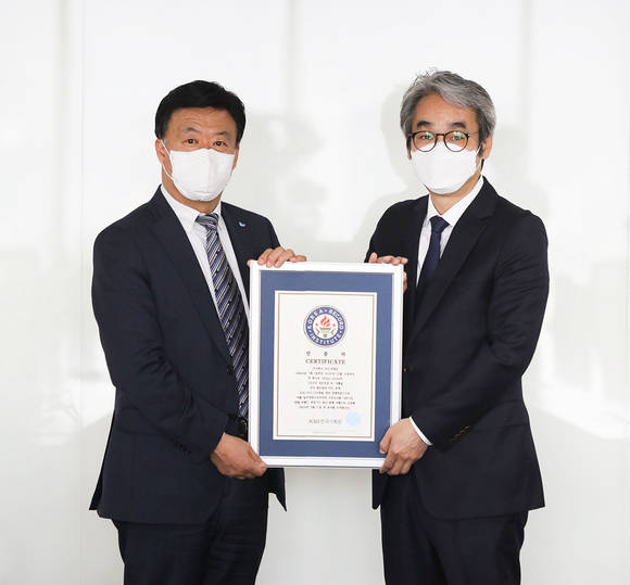 ▲박해만 SPC삼립 부사장(왼쪽)과 김덕은 KRI한국기록원 원장이 인증서를 들고 기념사진을 찍고 있다. / 사진=SPC삼립
