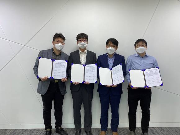 ▲(왼쪽부터) 정원선 한국자동차연구원 센터장, 김기홍 세인트시큐리티 대표, 어성율 케이사인 전무, 김휘강 고려대 교수가 국토교통부 ‘인공지능을 이용한 차세대 보안기술 기반, 자동차 및 차세대 교통 인프라(C-ITS) 보안성 강화사업’ 수행에 앞서 기념촬영을 하고 있다. / 사진=케이사인
