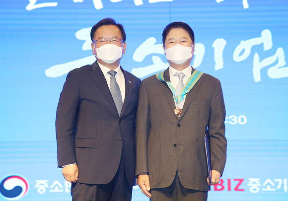 ▲김종현 위세아이텍 대표(오른쪽)가 지난 7일 ‘제32회 대한민국 중소기업인 대회’에서 동탑산업훈장을 수훈한 뒤 기념촬영을 하고 있다. / 사진=위세아이텍