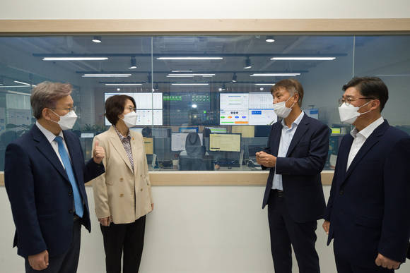 ▲임혜숙 과기정통부 장관(왼쪽 두 번째)과 권칠승 중기부 장관(첫 번째)이 웹케시그룹 통합관제센터에서 석창규 웹케시그룹 회장(세 번째)에게 기업 핀테크 플랫폼의 장애대응 및 보안시스템에 대한 설명을 듣고 있다. / 사진=과학기술정보통신부