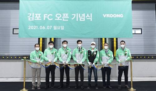 ▲(왼쪽부터) 메쉬코리아 김완수 이사, 김형설 부사장, 김승민 전무, 유정범 대표, 조형찬 배송기사, 한광희 본부장, 손승진 센터장이 확장 오픈한 메쉬코리아의 김포 풀필먼트센터 개소식에서 리본 컷팅을 하고 있다 / 사진=메쉬코리아