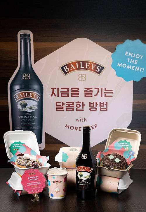 ▲도넛 브랜드 ‘모어딥도넛’이 세계 판매 1위 리큐어 브랜드 베일리스와 협업해 선보인 베일리스 밀크 도넛과 베일리스 민트 도넛 / 사진=디아지오코리아