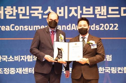 ▲김범준 저스트컴퍼니 대표가 아리스 비간츠 주한 라트비아 대사와 함께 수상후 기념촬영하고 있다. / 사진=저스트컴퍼니