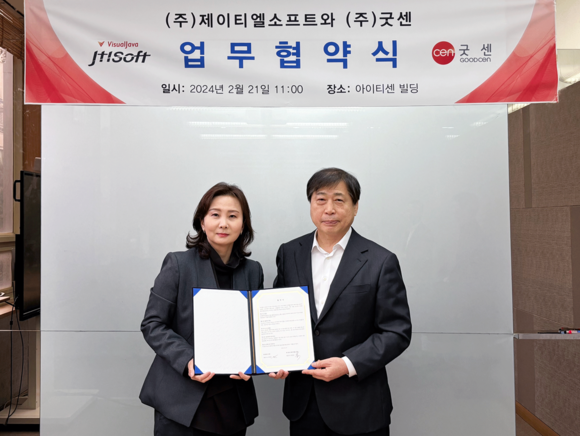 ▲박연정 굿센 대표(왼쪽)와 정안모 제이티엘소프트 대표가 업무협약을 체결한 뒤 기념촬영을 하고 있다. / 사진=굿센 굿센-제이티엘소프트, SW 개발 품질·생산성 제고 협력