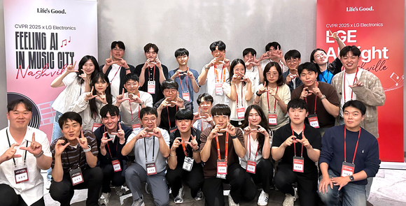 ▲LGE AI Night에 참가한 학생들이 기념 사진을 촬영하고 있다. / 사진=LG전자 LG전자, 글로벌 최대 AI 학회서 인재 확보 박차