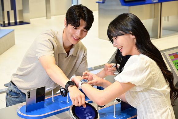 ▲삼성스토어 홍대 갤럭시 스튜디오에서 '갤럭시 워치8'과 '갤럭시 워치8 클래식'을 체험하는 모습 / 사진=삼성전자 삼성전자, 갤럭시 Z 폴드7·플립7과 워치8·워치8 클래식 국내 출시