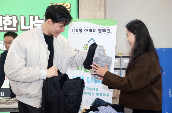 ▲‘신한 나눠요 & 지켜요 DAY’ 행사에서 임직원들이 의류 및 잡화를 기부하는 모습 / 사진=신한금융 신한금융그룹, 신한 나눠요 & 지켜요 데이 실시