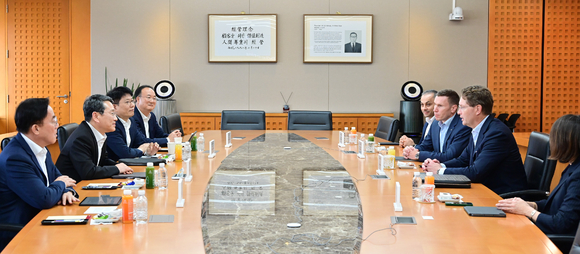 ▲지난 13일 LG와 메르세데스-벤츠 최고 경영진이 서울 여의도 LG트윈타워에서 만나 LG의 자동차 부품 사업 역량을 결집한 ‘원(One) LG’ 솔루션 협업 확대 방안에 대해 논의하고 있다. / 사진=LG전자 LG 4사, 메르세데스-벤츠와 차세대 전장 협력 강화