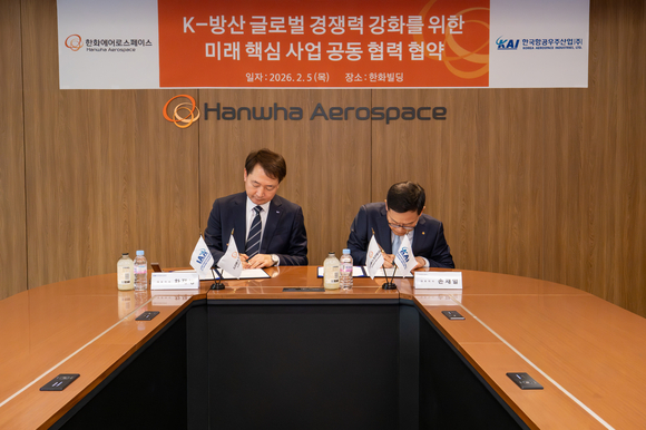 ▲5일 서울 중구 한화빌딩에서 차재병 KAI 차재병 대표(왼쪽)와 손재일 한화에어로스페이스 대표가 양해각서에 서명을 하고 있다. / 사진=한국항공우주산업(KAI) KAI-한화에어로스페이스, 방산·우주항공 협력 위한 양해각서 체결