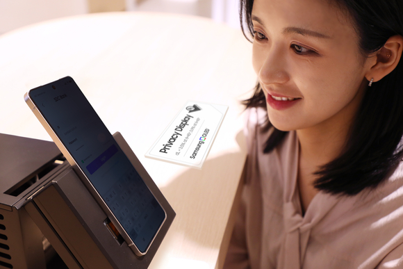 ▲삼성디스플레이 직원이 'MWC26'에서 선보일 '플렉스 매직 픽셀' 데모 제품을 바라보고 있다. / 사진=삼성디스플레이 삼성D, FMP 적용한 OLED로 프라이버시 디스플레이 검증 통과