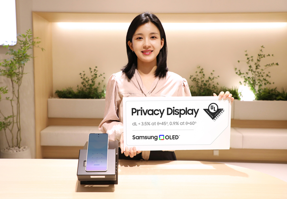 ▲삼성디스플레이 직원이 패널 일체형 사생활 보호 기술인 '플렉스 매직 픽셀'을 소개하고 있다. / 사진=삼성디스플레이 삼성D, FMP 적용한 OLED로 프라이버시 디스플레이 검증 통과