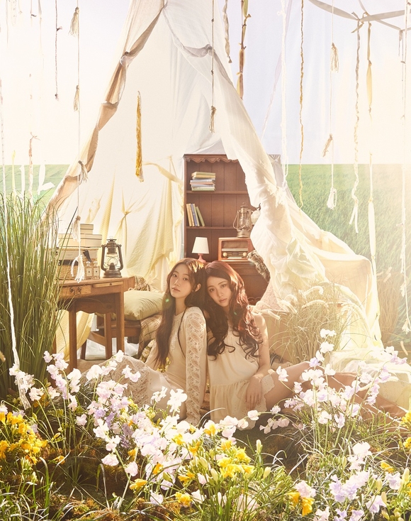 조 말론 런던, 르세라핌 허윤진·카즈하 ‘잉글리쉬 페어 컬렉션’ 화보 공개