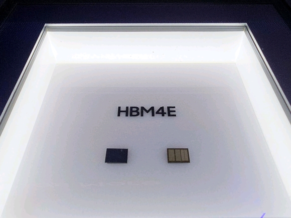 ▲삼성전자 HBM4E 제품 전시 사진 / 사진=삼성전자 삼성전자, GTC서 HBM4E 최초 공개…엔비디아와 AI 동맹 고도화