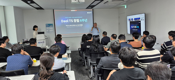 ▲홍정화 다올티에스 대표가 다올티에스 창립 6주년 기념 올 핸즈 미팅에서 모두발언을 하고 있다. / 사진=다올티에스 다올티에스, 창립 6주년…‘AI 생태계 오케스트레이터’ 선언