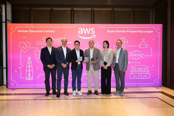 ▲(왼쪽부터) AWS 코리아 강동진 PDM 매니저, AWS APJ 제이미 사이먼 파트너 총괄, 메가존클라우드 김종찬 유닛장, 염동훈 대표, AWS 코리아 방희란 파트너 총괄, 함기호 대표가 지난 14일 서울 조선팰리스에서 열린 ‘2026년 하반기 KPPL’ 행사에서 기념촬영을 하고 있다. / 사진=메가존클라우드 메가존클라우드, AWS 영업기회 발굴 대회 3개 부문 석권