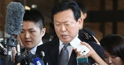 ▲20일 검찰에 출석한 신동빈 롯데그룹 회장의 모습.(사진출처=연합뉴스)