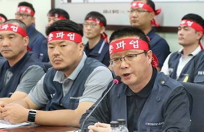 ▲김문호 금융노조위원장이 20일 오전 서울 중구 전국금융산업노동조합에서 총파업 관련 기자회견을 하고 있는 모습.(사진출처=연합뉴스)