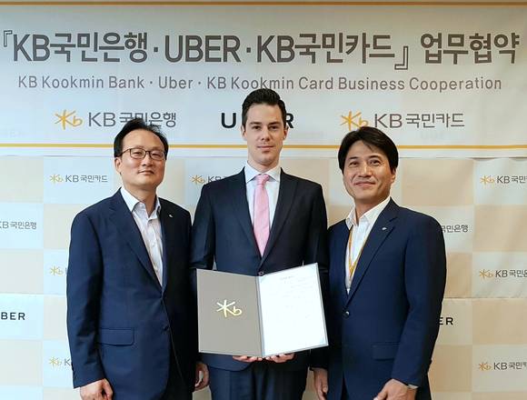 ▲KB국민은행-KB국민카드-UBER 3사는 지난 21일, KB국민은행 명동본점에서 동방성장 추진에 대한 업무협약을 체결했다.사진 왼쪽부터 이환주 KB국민은행 외환사업본부장, Tomas Campos UBER 신규사업팀 이사, 윤은섭 KB국민카드 글로벌사업부장.(사진제공=KB국민은행)