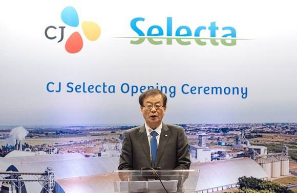 사진=지난 25일(현지시간 기준) 브라질 Goiania시에 위치한 K-Hotel Convention Hall에서 김철하 CJ제일제당 대표이사가 CJ셀렉타의 성공적인 출범을 축하하고 있다