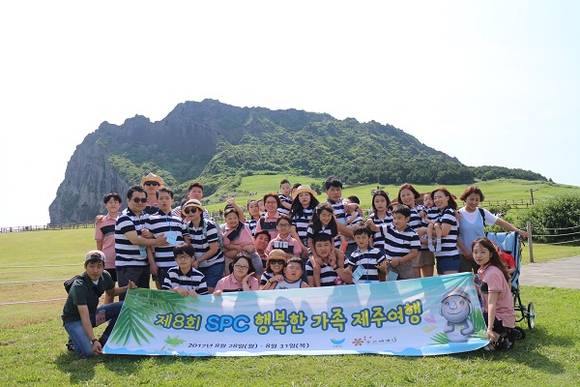 사진='제8회 SPC 행복한 가족 제주여행'에 참여한 장애아동 가족이 29일 제주도 성산 일출봉에서 기념사진을 촬영하고 있다.