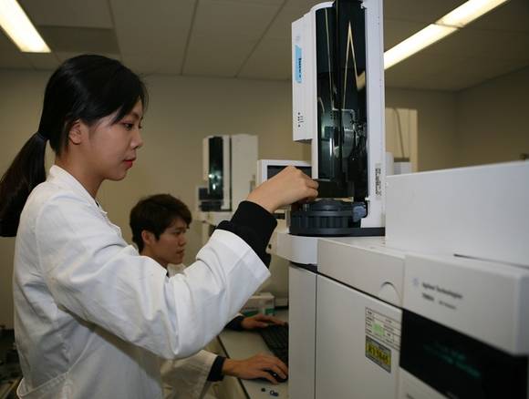 사진=CJ제일제당 BIO기술연구소 연구원들이 바이오 소재에 대한 시험 및 분석활동을 진행하고 있다