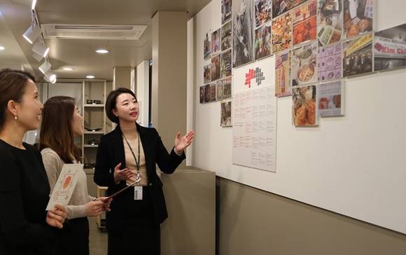 사진=풀무원 뮤지엄김치간에서 관람객이 사진을 관람하고 있다.