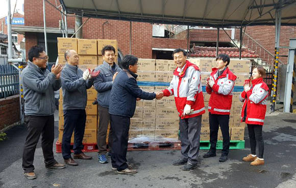 사진=27일 롯데제과 관계자가 대한적십자사(경북지사)에게 포항 특별 재난지역 주민들을 위한 과자를 전달하고 있다.