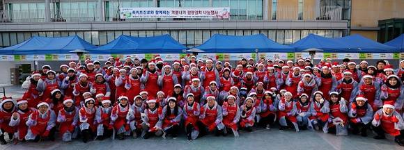사진=하이트진로(대표 김인규)와 복지기관 임직원 130여 명이 서초구립 한우리정보문화센터에서 김장김지 나눔 행사를 진행했다.