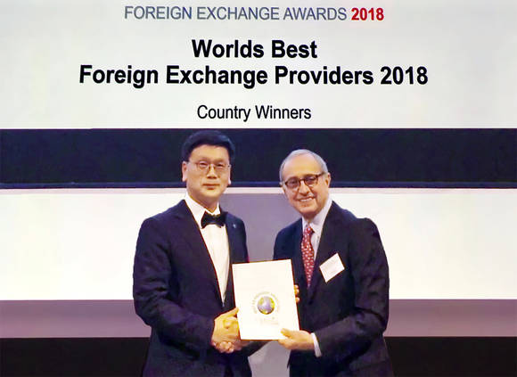 ▲KEB하나은행은 영국에서 세계적 금융·경제 전문매체 '글로벌 파이낸스(Global Finance)'지로부터 '2018 대한민국 최우수 외국환 은행(2018 Best Foreign Exchange Provider in Korea)'에 선정됐다고 6일 밝혔다. 사진은 시상식 후 이문성 KEB하나은행 외환사업단장(사진 왼쪽)과 조셉 히라푸토 글로벌파이낸스誌 발행인 겸 편집장이 기념촬영을 하고 있는 모습.(사진제공=KEB하나은행)