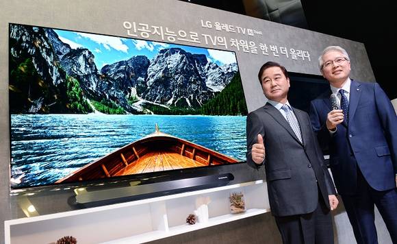 ▲ LG전자가 5일 서울 양재동 서초R&D캠퍼스에서 개최한 ‘2018년 LG TV 신제품 발표회’에서 최상규 한국영업본부장(왼쪽)과 권봉석 HE사업본부장이 'LG 올레드 TV AI 씽큐'를 선보이고 하고 있다.