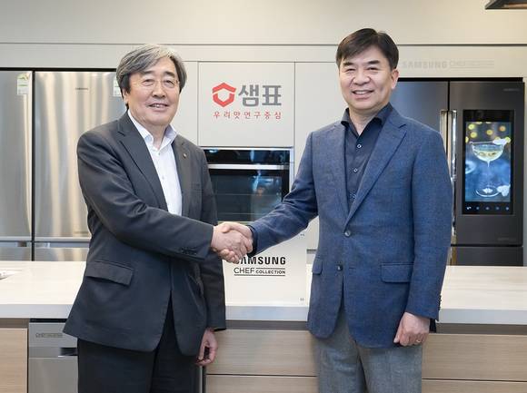 ▲삼성전자와 샘표가 손잡고 국내 식문화 발전과 제품 혁신을 위해 협력하기로 했다. 박진선 샘표 대표(왼쪽)와 김현석 삼성전자 대표가 11일 서울 충무로 ‘샘표 우리맛 공간’에서 악수를 나누고 있다. / 사진=삼성전자