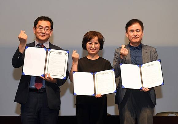 ▲윤석암 SK브로드밴드 미디어부문장(오른쪽부터), 박보경 서울산업진흥원 서울애니메이션센터장, 황용호 KBS 방송본부장이 애니 버라이어티 공동업무협약을 체결한 뒤 기념촬영을 하고 있다. / 사진=SK브로드밴드