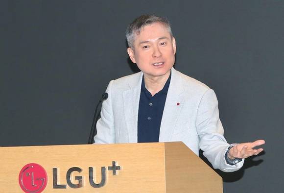 ▲하현회 LG유플러스 부회장이 18일 용산사옥에서 열린 성과공유회에서 임직원들에게 소감을 밝히고 있다. 하 부회장은 “업무방식의 변화를 통해 사업을 멋지게 키워내야 한다는 목표로 LG유플러스를 더 발전시켜 나가야 한다”고 강조했다. 또 “생각보다는 행동으로 더 많이 움직여야 한다”고도 했다. 전략기획에 능통하면서도 강력한 실행력을 갖췄다고 평가받는 하 부회장의 경영 스타일을 엿보게 하는 대목이다. / 사진=LG유플러스