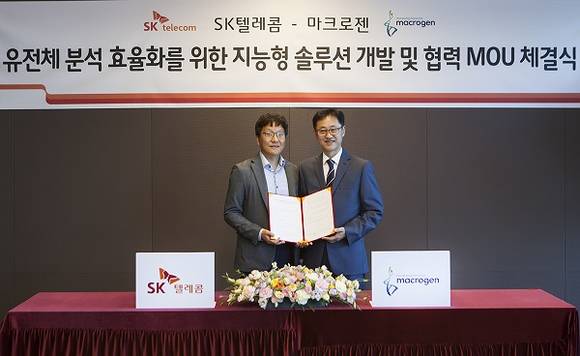 ▲장홍성 IoT/데이터사업부 데이터유닛장(왼쪽)과 양갑석 마이크로젠 대표가 인공지능 유전체 분석 솔루션 개발을 위한 업무협약을 체결한 뒤 기념촬영을 하고 있다. / 사진=SK텔레콤