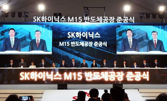 ▲4일 충북 청주에서 문재인 대통령, 김동연 경제부총리, 최태원 SK그룹 회장 등이 참석한 가운데 SK하이닉스의 신규 반도체 공장 M15 준공식이 열렸다. / 사진=SK하이닉스