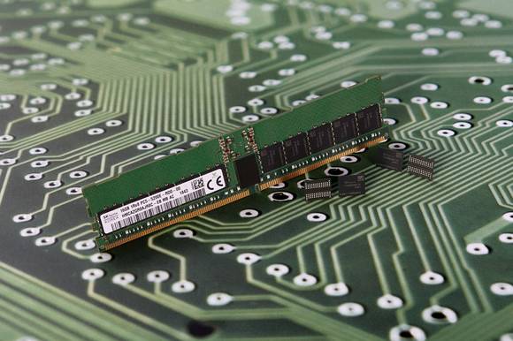 ▲SK하이닉스가 개발한 2세대 10나노급(1y) DDR5 D램 / 사진=SK하이닉스