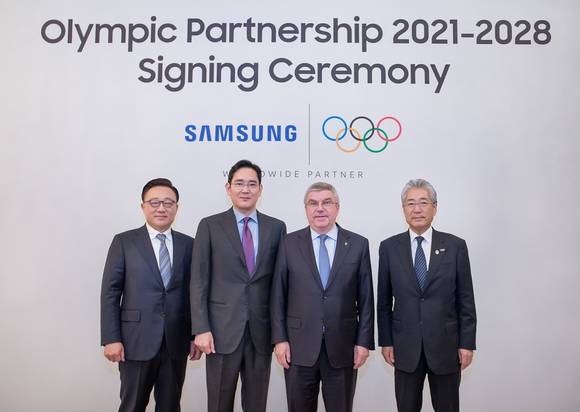 ▲고동진 삼성전자 IM부문 사장(왼쪽부터), 이재용 삼성전자 부회장, 토마스 바흐 IOC 위원장, 다케다 쓰네카즈 IOC 마케팅위원회 위원장이 4일 2028 LA 올림픽까지 후원을 연장하는 조인식 후 기념촬영을 하고 있다. / 사진=삼성전자