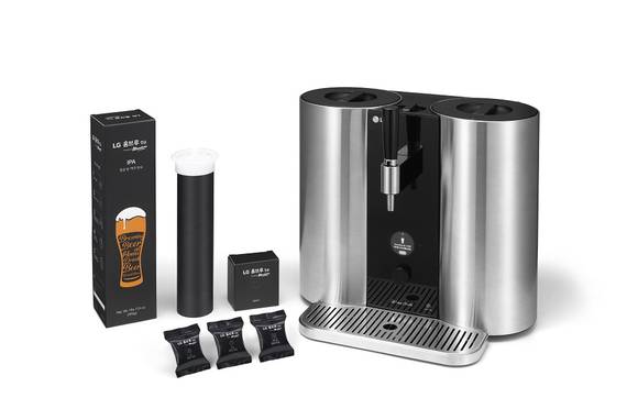 ▲LG전자의 캡슐맥주 제조기 ‘LG 홈브루’와 캡슐 세트 / 사진=LG전자