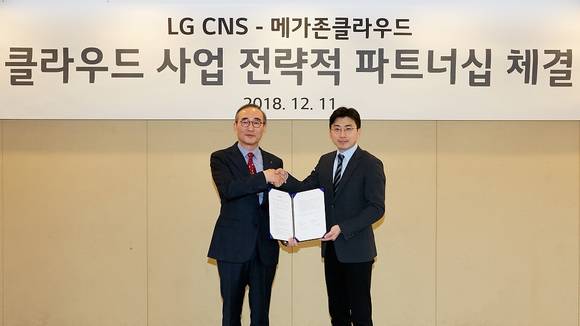 ▲김영섭 LG CNS 사장(왼쪽)과 이주완 메가존클라우드 대표가 11일 클라우드 사업 협력을 위한 업무협약을 체결한 뒤 기념촬영을 하고 있다. / 사진=LG CNS