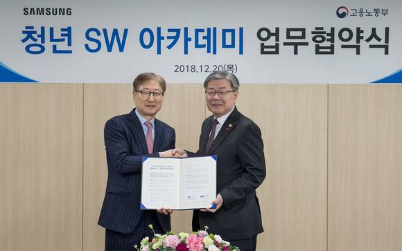 ▲이재갑 고용노동부 장관(오른쪽)과 윤부근 삼성전자 부회장이 20일 서울 멀티캠퍼스 교육센터에서 ‘삼성 청년 SW 아카데미 운영 지원을 위한 업무협약’을 체결한 뒤 악수하고 있다. / 사진=삼성전자