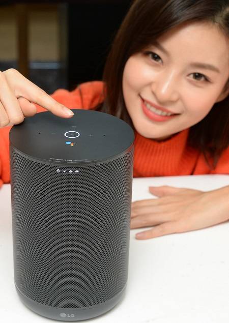 ▲LG전자 모델이 프리미엄 사운드와 인공지능 기능을 제공하는 ‘LG 엑스붐 AI 씽큐’를 소개하고 있다. / 사진=LG전자