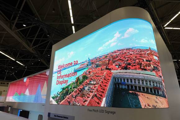 ▲LG전자가 ‘ISE 2019’에서 선보인 ‘파인피치 LED 사이니지’는 픽셀피치가 1.5mm로 촘촘해 픽셀이 도드라지지 않아 선명한 화질을 구현한다. 또 전력부가 분리돼 제품을 구부리는 것이 쉽고 다양한 형태로 설치할 수 있다. / 사진=LG전자