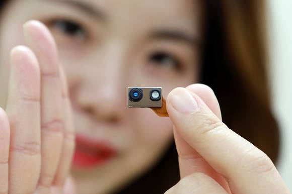 ▲LG이노텍 직원이 최근 양산한 스마트폰 3D 센싱용 ToF 모듈을 선보이고 있다. / 사진=LG이노텍