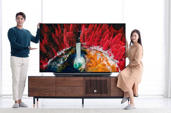▲모델들이 ’2세대 인공지능 알파9‘ 프로세서를 탑재한 ’2019년형 LG 올레드 TV AI 씽큐‘ 신제품(모델명 77C9)을 소개하고 있다. / 사진=LG전자
