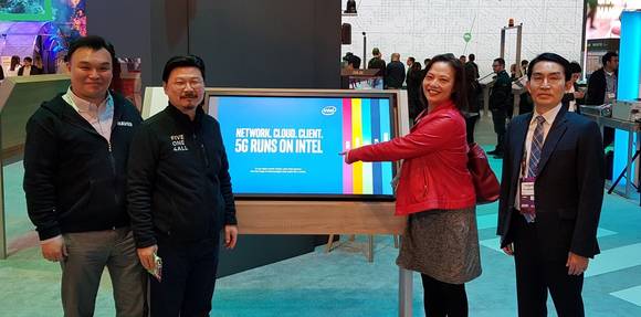 ▲‘MWC 2019’ 인텔 부스에 방문한 석상옥 네이버랩스 대표(왼쪽부터), 박원기 NBP 대표, 캐롤라인 챈 인텔 5G비즈니스인큐베이션 담당 임원, 이용규 KT 5G플랫폼개발단장이 기념촬영을 하고 있다. / 사진=네이버