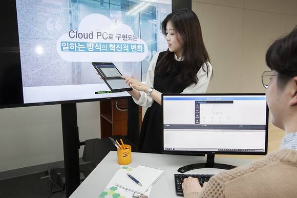 ▲SK브로드밴드 모델이 시간과 장소의 제약 없이 사용할 수 있는 ‘클라우드 PC 서비스’를 소개하고 있다. / 사진=SK브로드밴드
