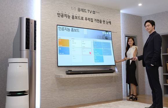▲6일 서울 마곡동 LG사이언스파크에서 열린 2019년 LG TV 신제품 발표행사에서 모델들이 LG 시그니처 올레드 TV W 제품으로 집안 인공지능 가전을 한눈에 확인하고 제어할 수 있는 ‘인공지능 홈보드’ 기능을 소개하고 있다. / 사진=LG전자