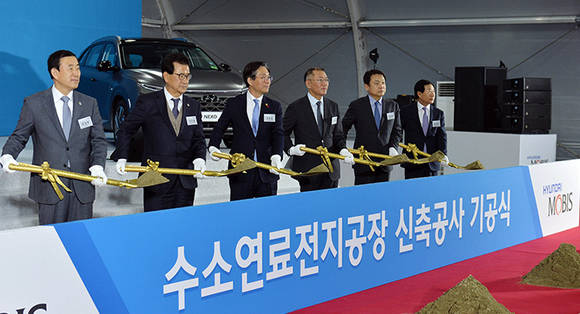 ▲현대차그룹은 2030년 50만 대 규모 수소전기차 생산체제를 갖춰 시장 선두 지위를 이어갈 계획이다. 지난해 12월 충북 충주 현대모비스 공장에서 열린 수소 연료전지시스템 제2공장 신축공사 기공식에서 성윤모 산업통상자원부 장관(왼쪽 세 번째), 정의선 현대차그룹 수석부회장(네 번째) 등 참석자들이 첫 삽을 뜨고 있다. / 사진=현대자동차